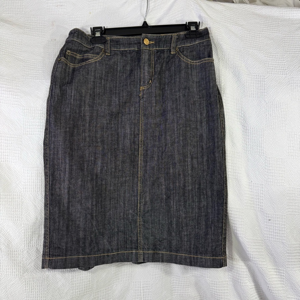 Miss Tina Denim‎ Pencil Skirt pleated back. Embroidery on pocket size 6 women’s.